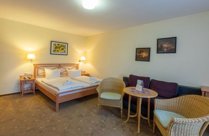 Zimmer , Bett , Hotel-Restaurant Am Wariner See