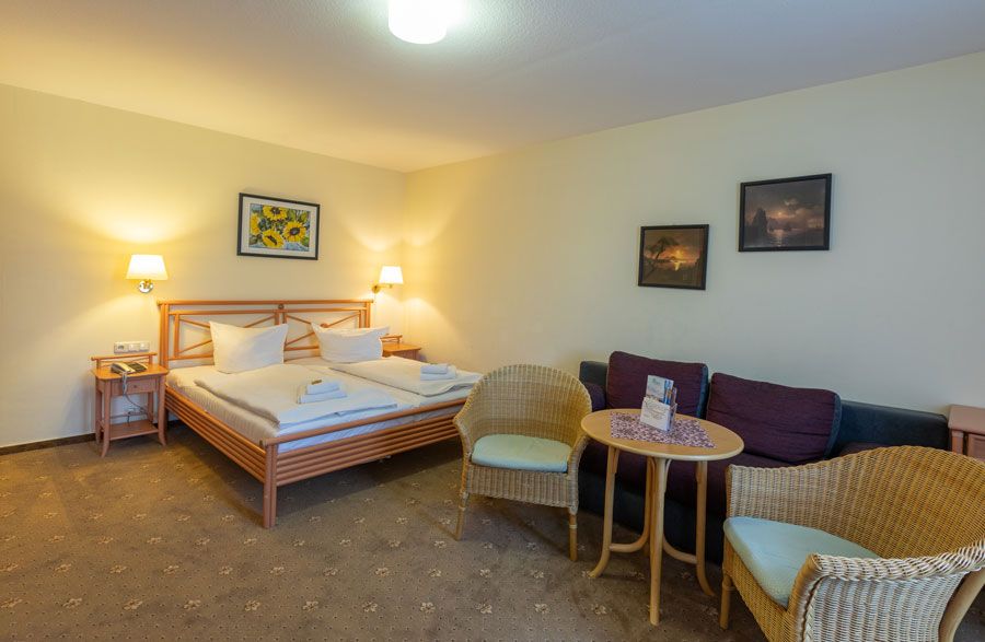 Zimmer , Bett , Hotel-Restaurant Am Wariner See
